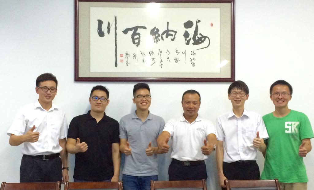 图二:员工们与赵副书记合影留念(由左至右)(刘婧师兄,刘飞师兄,卫卓成师兄,赵观音副书记,蔡广志师兄,李嘉文师兄)